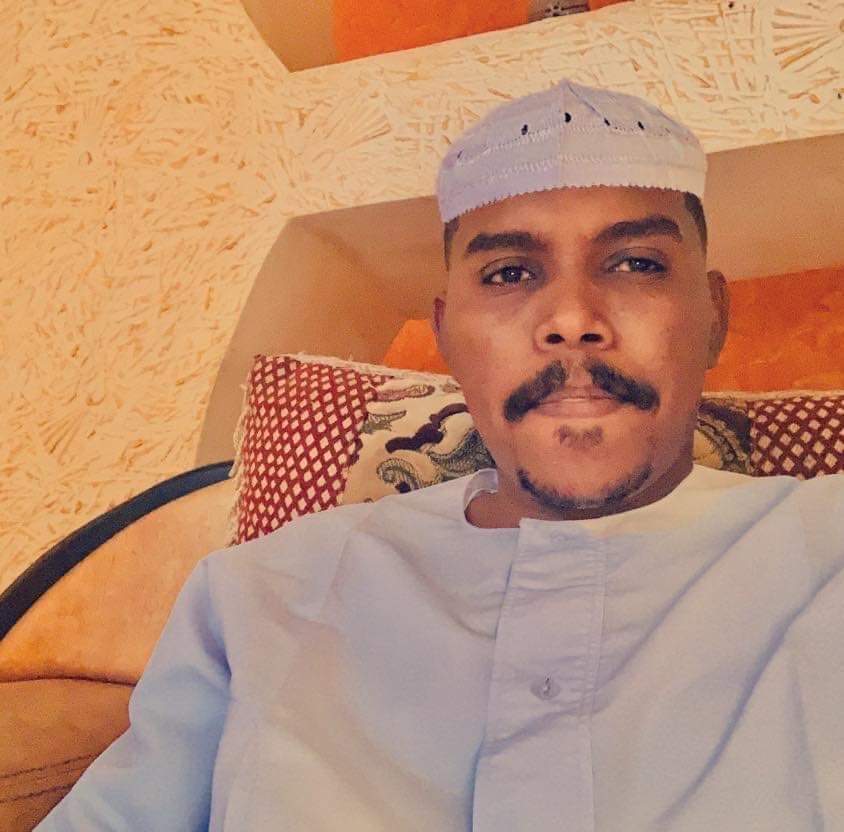 sadabi_nena's tweet photo. دا الحرامي النزل النسوان في الشارع 🙂 
وشال منهم 300 الف بنكك واي زول بعرفو يقول ليهو كل يوم ح ننزل صورتك 🙂
حسبي الله ونعم الوكيل فيك وفي كل تجار الأزمات عديمي النخوه زيك وحالتو قالو محامي عاد ي يما محامي التابا 🙂

صور اضافيه محبه مننا بس عشان تعرف م بنخليييييك https://t.co/p3O6Zar6Zu