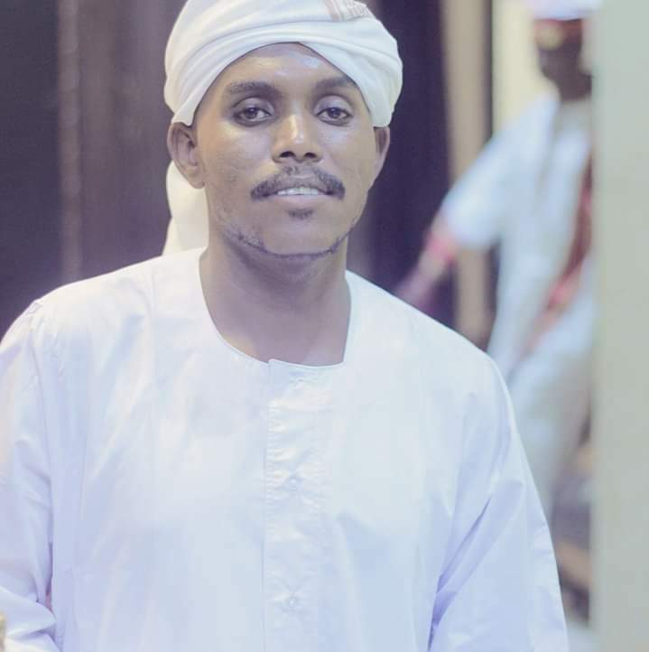 دا الحرامي النزل النسوان في الشارع 🙂 
وشال منهم 300 الف بنكك واي زول بعرفو يقول ليهو كل يوم ح ننزل صورتك 🙂
حسبي الله ونعم الوكيل فيك وفي كل تجار الأزمات عديمي النخوه زيك وحالتو قالو محامي عاد ي يما محامي التابا 🙂

صور اضافيه محبه مننا بس عشان تعرف م بنخليييييك