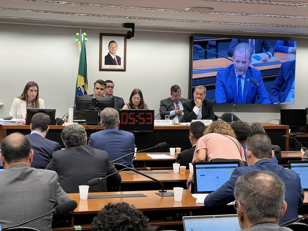 andrepdt12's tweet photo. Na Comissão de Fiscalização Financeira e Controle da Câmara com nosso ministro da Previdência Social, @CarlosLupiPDT tratando sobre os desafios para as melhorias na Previdência após herdar a pasta sucateada do último governo. 

🌹Vamos juntos garantir os direitos dos aposentados! https://t.co/hlYheWNTxE