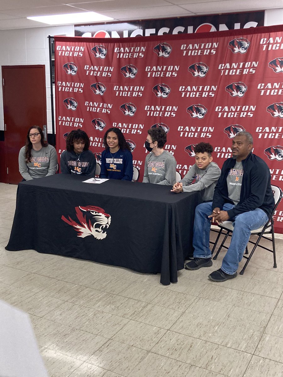 CantonRV1's tweet photo. Congrats to Nariah and good luck at Morton. https://t.co/a6EqMefObR