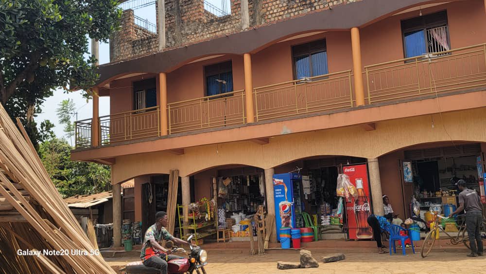 ssentongopeter5's tweet photo. Located at abaita ababiri, along Entebbe road next to abaita ababiri market on 100*100 is this building and house on sale going for UGX. 600m 

For more details dms me 
Or contact 0772310021/+256 701 963048 https://t.co/bUYNOG8HbK