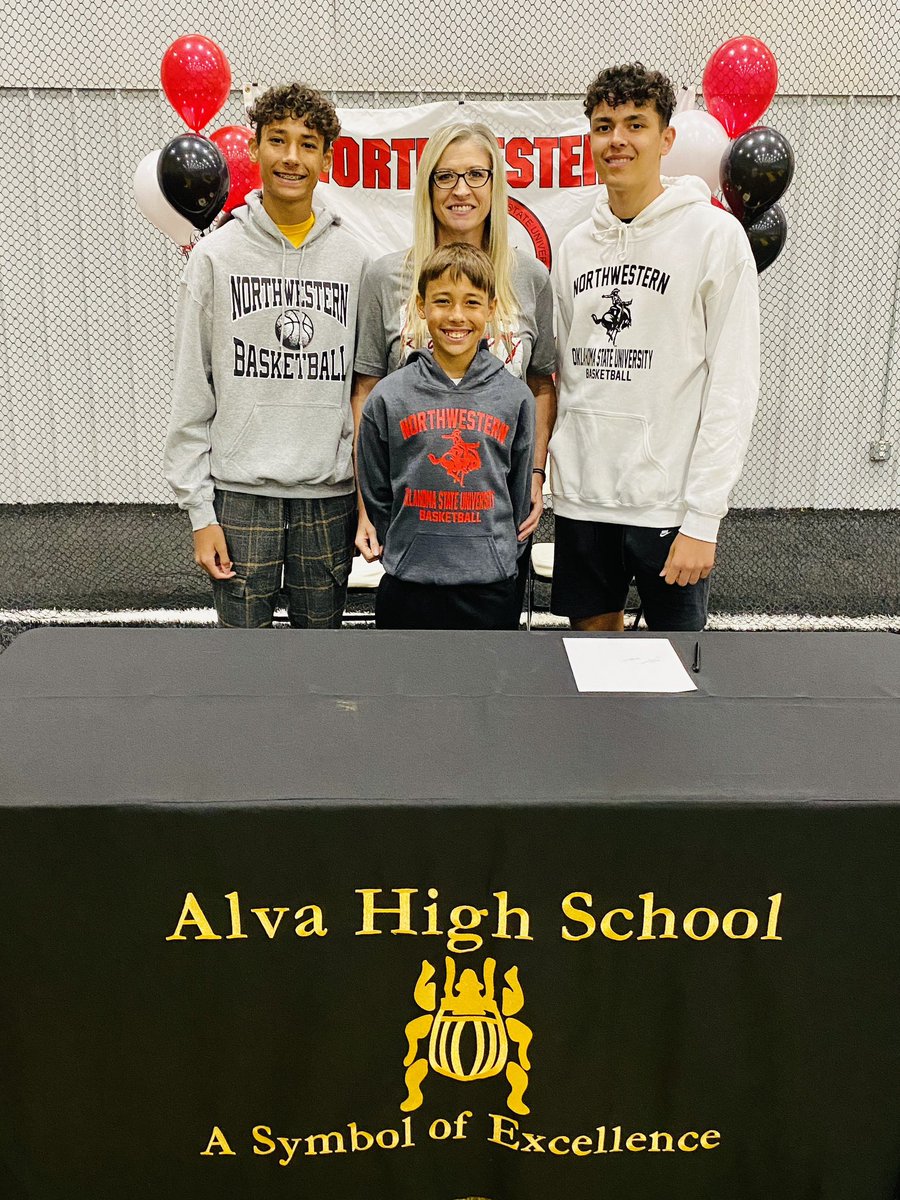 deVineWaterGirl's tweet photo. This is what’s NEXT and I am going to enjoy every second of it!
Congrats @whynotpenco  #signingday https://t.co/pJqWthppyG