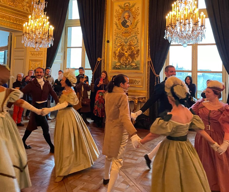 On ne s'arrête jamais de danser à l'#HôteldelaMarine ! 💃

📷Retour en images sur le bal Louis-Philippe du 14 avril avec l'association <a href="/CarnetDeBals/">Carnet de Bals</a>.

🗓️La fête continue le 19 mai direction le Second Empire !

👉En savoir plus : bit.ly/3mOAIt8