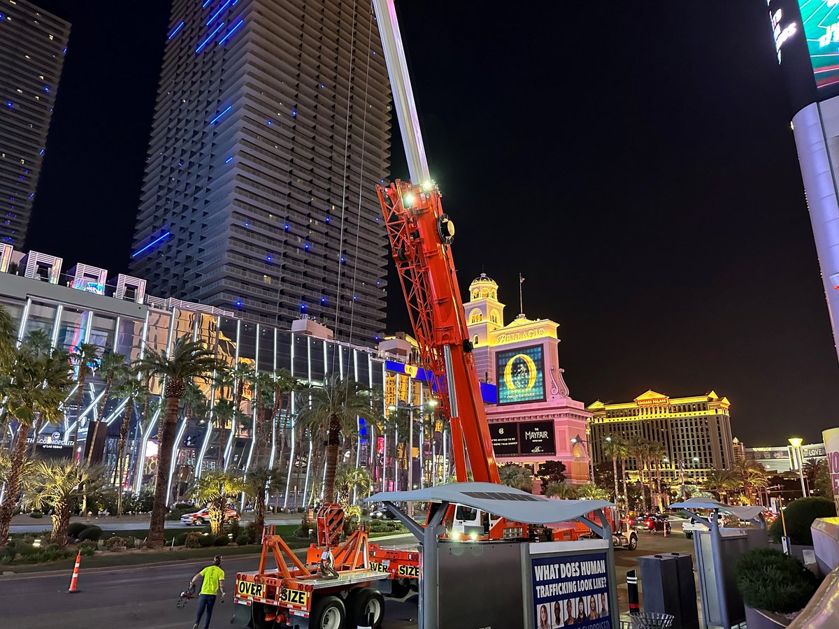 SNAdisplays's tweet photo. Big crane work on the Las Vegas Strip. #miraclemile #construction #LEDspectacular https://t.co/ansevEbQYI