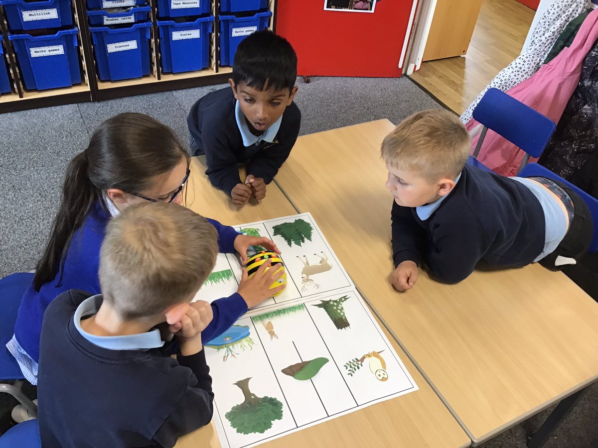 MrsRJ_Thatto's tweet photo. Working together to make the Beebots move to certain places on our maps
#thattoprim_computerscience
#thattoprim_2RJ https://t.co/QXlmO1Qheh