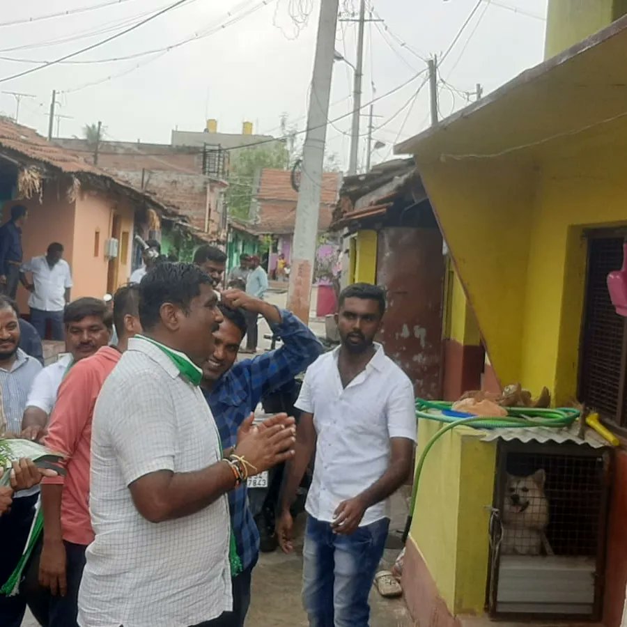 HTManjuJDS's tweet photo. ಕೆ ಆರ್ ಪೇಟೆ ಟೌನ್ ವ್ಯಾಪ್ತಿಯ 8,9,10,11ನೇ ವಾರ್ಡ್ಗಳಲ್ಲಿ ಇಂದು ಸ್ಥಳೀಯ ಮುಖಂಡರು ಮತ್ತು ಕಾರ್ಯಕರ್ತರ ಜೊತೆಗೂಡಿ ಮನೆ ಮನೆಗೆ ತೆರಳಿ ಮತಯಾಚಿಸಲಾಯಿತು.
#TeamHTM #Krpete #Jds #Hdkforcm https://t.co/j4GFGCimh4