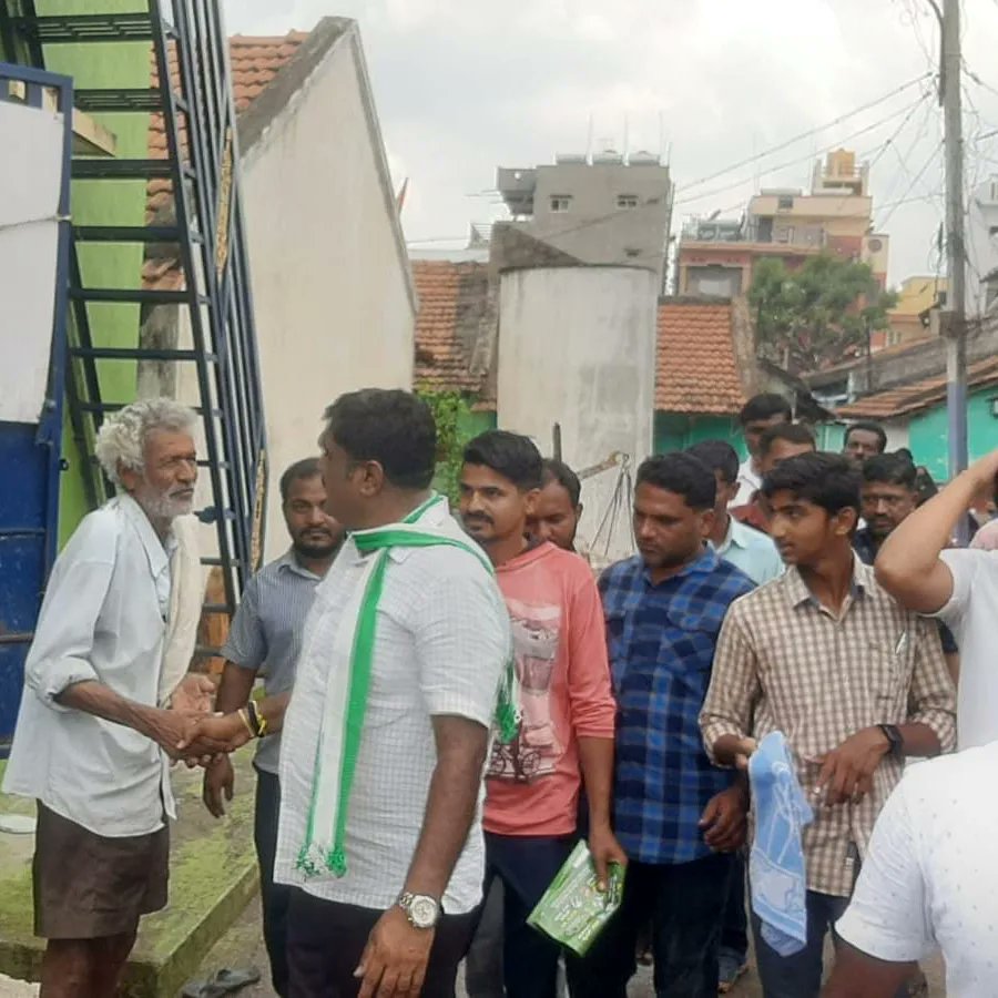 HTManjuJDS's tweet photo. ಕೆ ಆರ್ ಪೇಟೆ ಟೌನ್ ವ್ಯಾಪ್ತಿಯ 8,9,10,11ನೇ ವಾರ್ಡ್ಗಳಲ್ಲಿ ಇಂದು ಸ್ಥಳೀಯ ಮುಖಂಡರು ಮತ್ತು ಕಾರ್ಯಕರ್ತರ ಜೊತೆಗೂಡಿ ಮನೆ ಮನೆಗೆ ತೆರಳಿ ಮತಯಾಚಿಸಲಾಯಿತು.
#TeamHTM #Krpete #Jds #Hdkforcm https://t.co/j4GFGCimh4