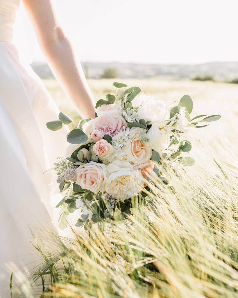 Laura and Timothy’s scorcher of a wedding (in every sense ☄️) at @heatonhousefarm ✨

📷@charlottepalazzophoto instagr.am/p/CrgLIJiNsUi/