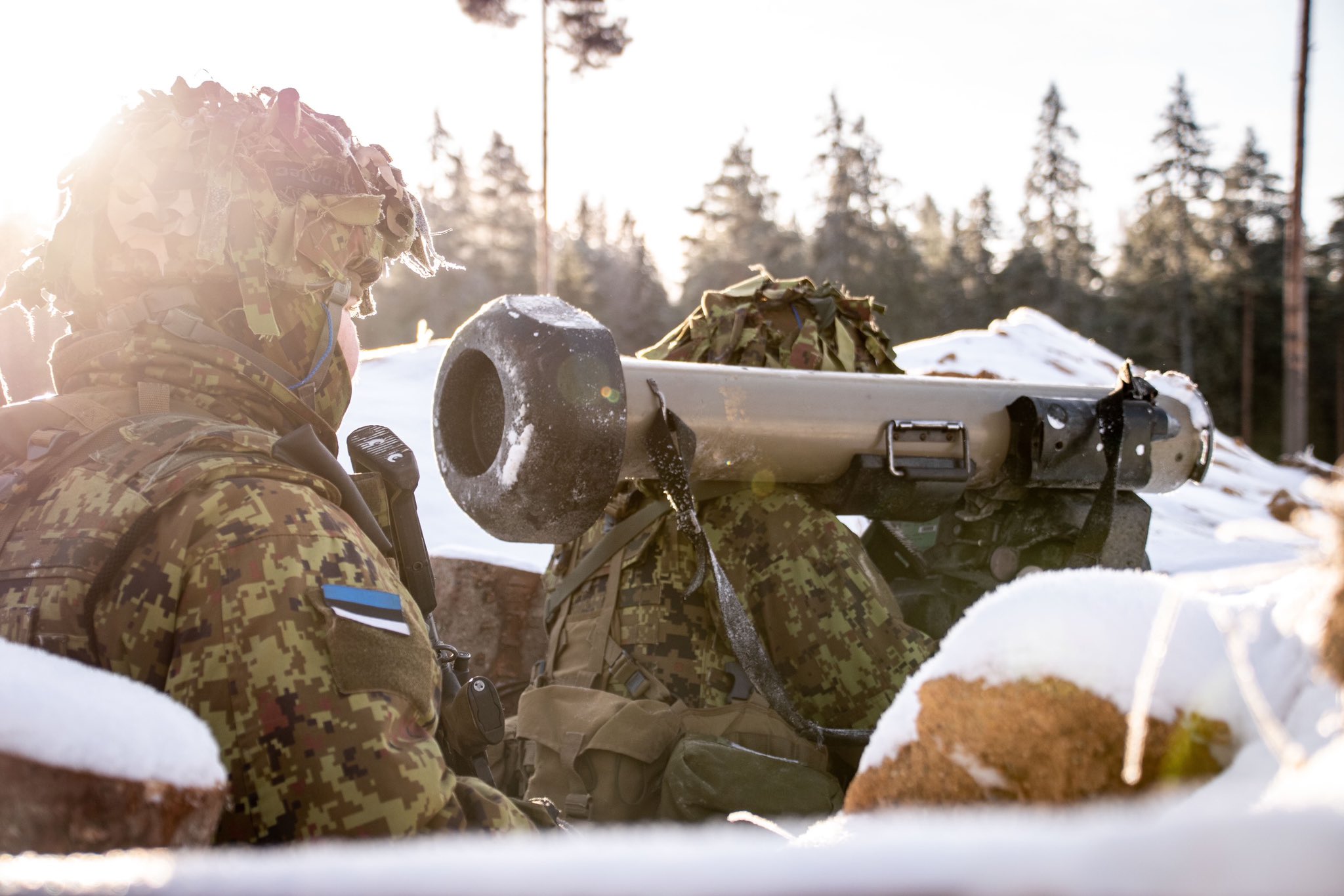 Ministry of Defense x on: "nlaw NLAW anti-tank weapons are now helping Ukrainian troops defeat Russian illegal invasions. With Nlaw, a single soldier can take out a