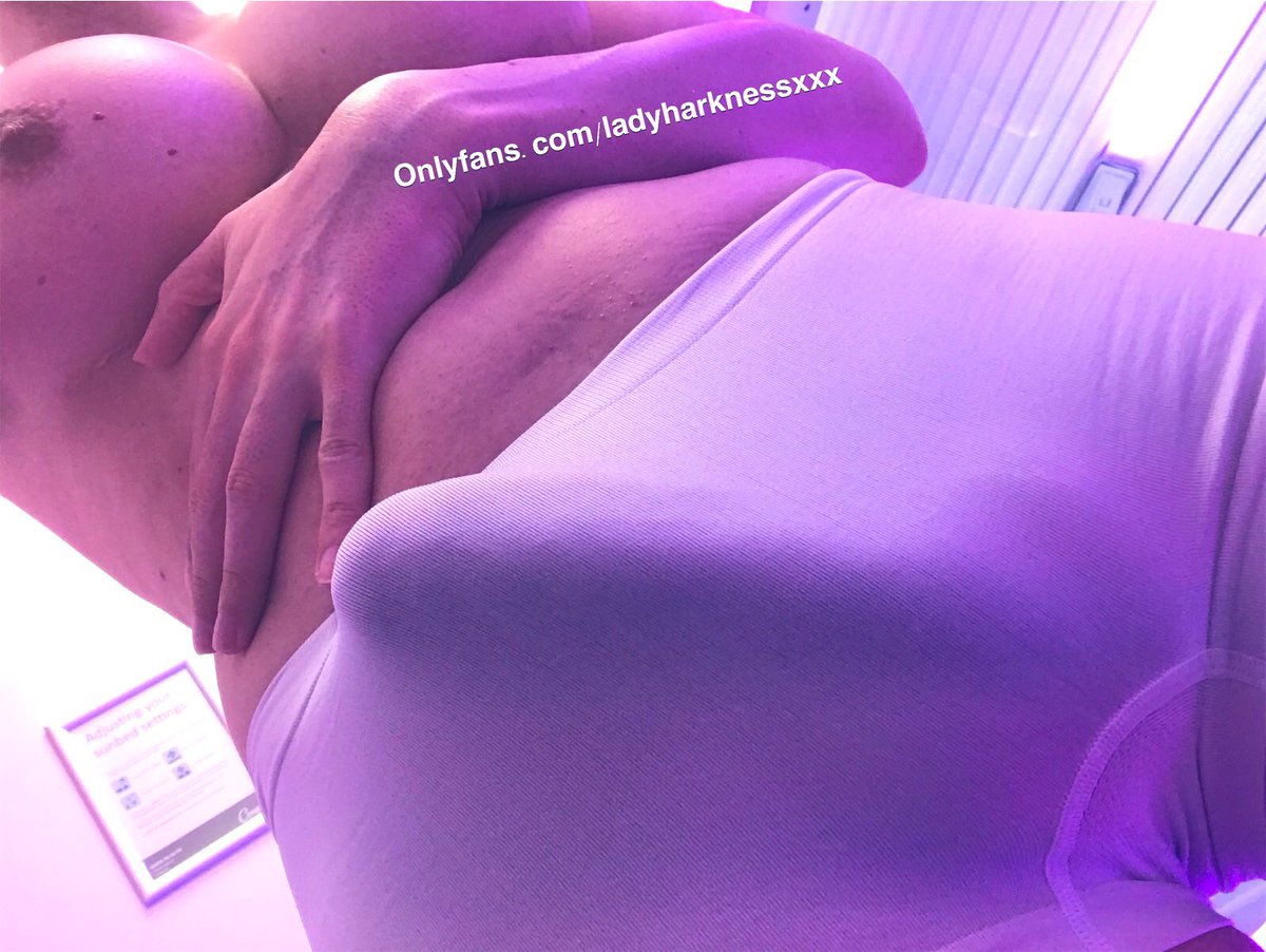 LadyHarknessXXX's tweet photo. Not all girls camel toes are equal 😗😗👅👅👅👅 mine is just on a hole different level to what you see at the gym usually 😏😏🍆🍆🍆🍆🍆. Trannytoe vs cameltoe https://t.co/sQZIrJsCVX