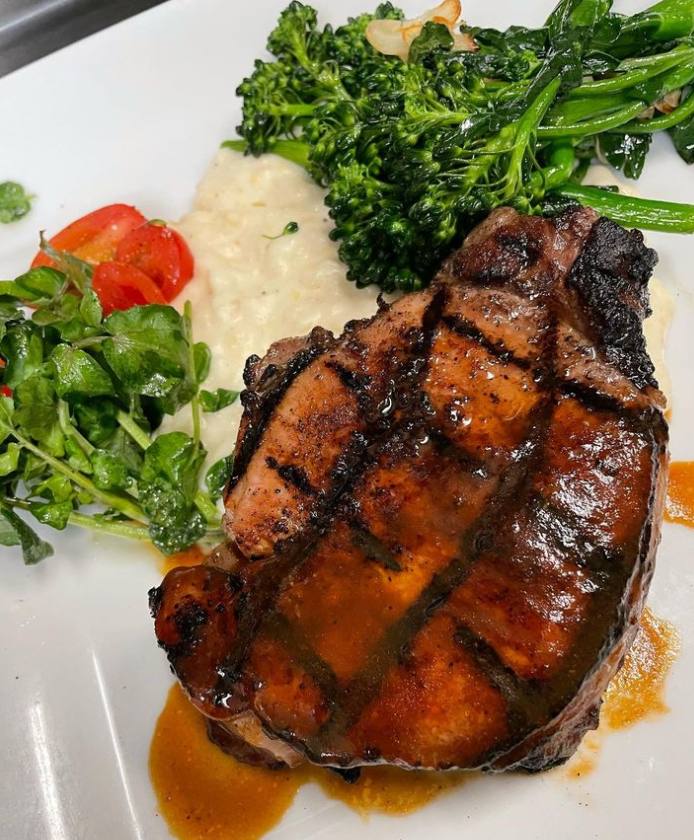 Looking for a restaurant that offers a unique dining experience, look no further than Grace Table. One dish that stands out is the grilled bone-in Kurabuta pork chop with white corn cheddar grits, baby broccoli, and bordelaise sauce.

📍📸@gracestablenapa

#TheEatGuide
