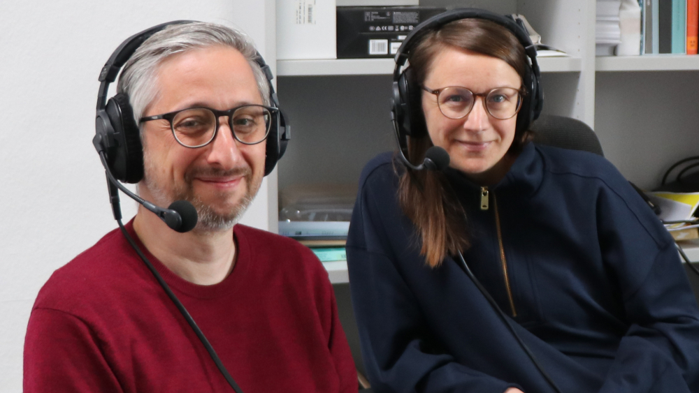 8,7 Mio. Menschen leben in der #Schweiz, verteilt auf vier Sprachregionen. Wie funktioniert ein Mediensystem in einem so kleinteiligen sprachlichen Feld? Im #BredowCast spricht <a href="/JohannaSebauer/">Johanna Sebauer</a> darüber mit dem Schweizer Medienforscher <a href="/ManuelPuppis/">Manuel Puppis at mastodon.online & bsky.social</a>.
🎙️ leibniz-hbi.de/de/aktuelles/b…