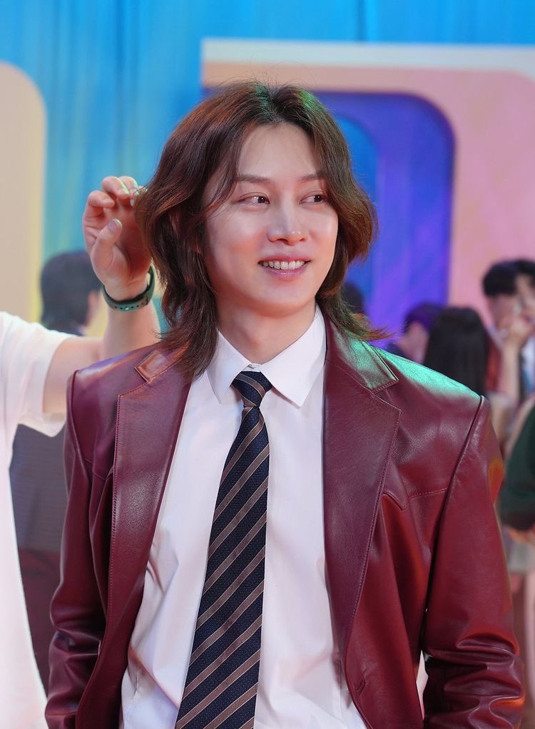 PamPetal's tweet photo. ¿Cuál es su look favorito de Heechul?
#Heechulday💙 https://t.co/vNn52UWwUj