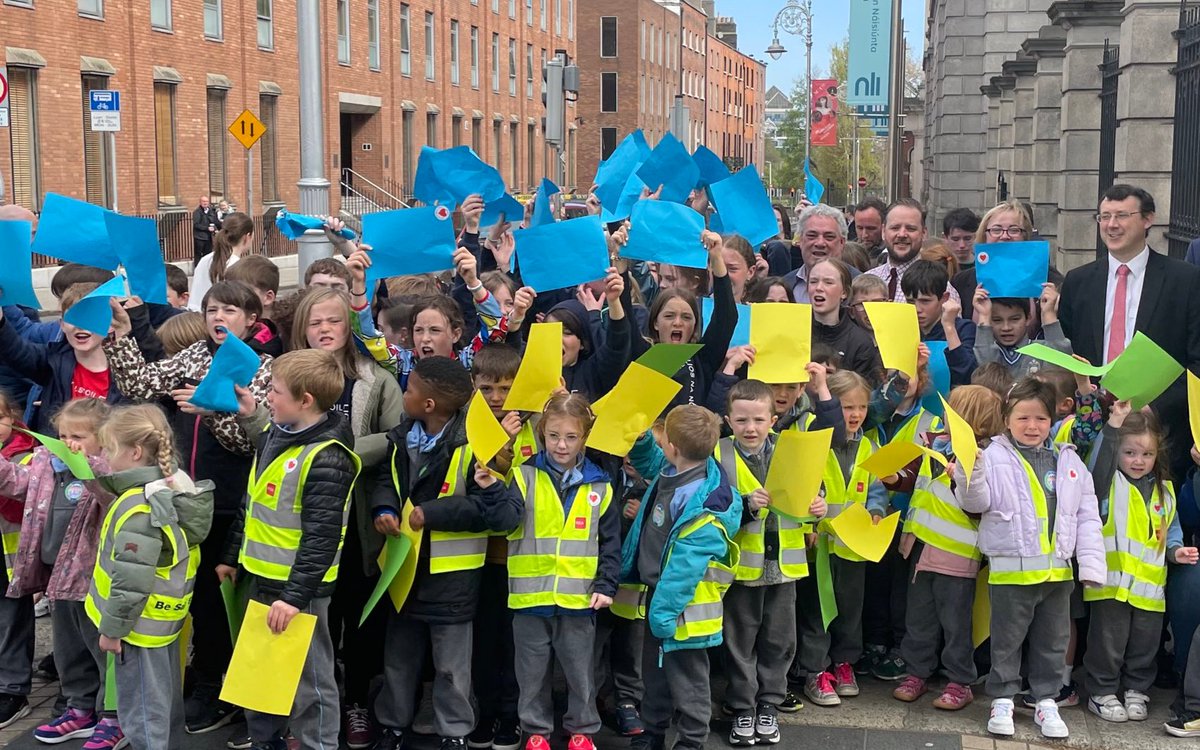 Costellop's tweet image. Met @Gaelcholaiste2 campaign &amp;amp; the 100+ students from junior infants to 6th class who came to the Dáil today to call for the establishment of a Gaelcholáiste in the D2,4,6,8 area. I'll continue to follow up with Minister @NormaFoleyTD1 in the near future.

#Gaelcholáiste2468