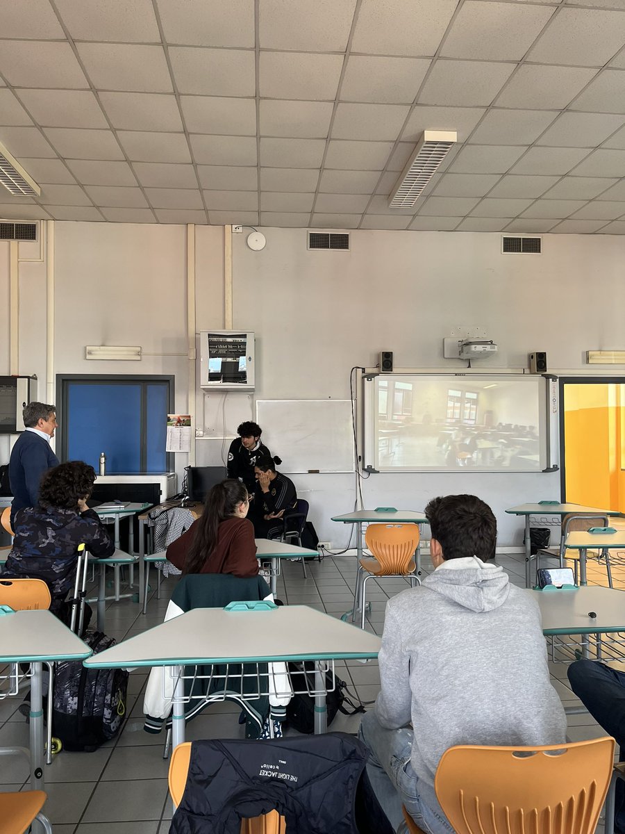 elisabettagram5's tweet photo. #NonnisuInternet è uno straordinario progetto che @fmdigitale porta avanti dal 2003. Con il passare degli anni, il modello di scambio #intergenerazionale si conferma vincente: giovani studenti come formatori dei più anziani, per aiutali a comprendere le opportunità del digitale! https://t.co/GtyAYCUVMM