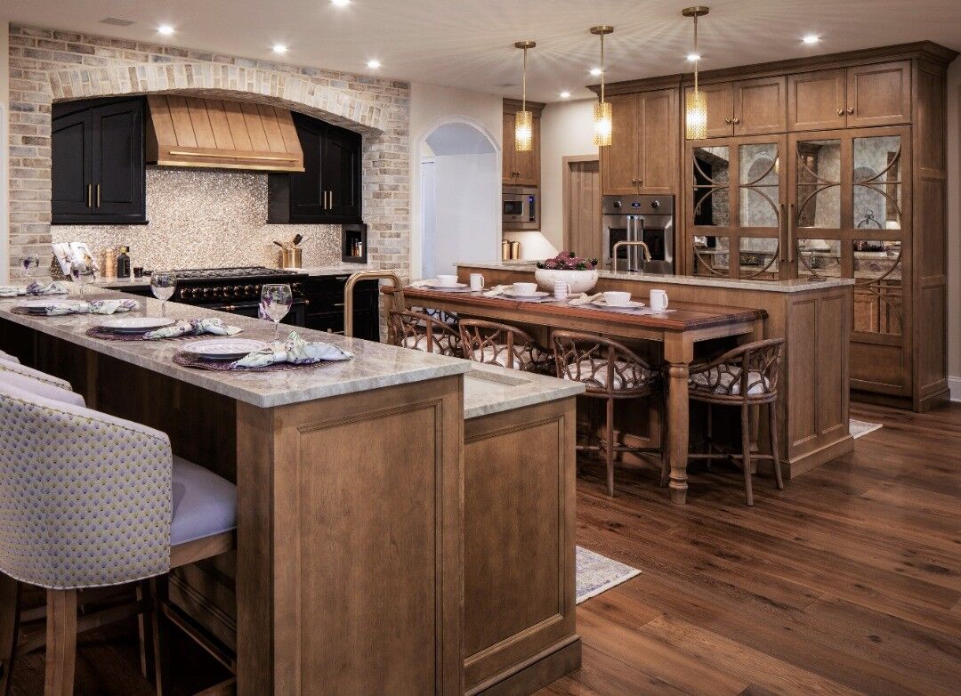 RuttCabinetry's tweet photo. This kitchen designed by @MainStreetCab and @PerkinDesign combines antique mirrors and warm stained Rutt cabinetry for a one-of-a-kind space. https://t.co/5xc0wf4wUp
#RuttCabinetry #UniqueSpace #KitchenDesign #KitchenGoals https://t.co/Cft1ZD0U8j