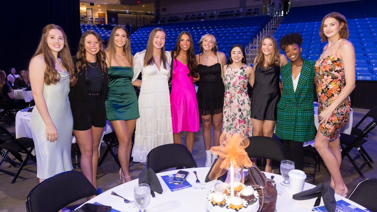 UTAMavsVB's tweet photo. Last night was fun! 🏆😀🎉

#BuckEm 🐎 https://t.co/R7ZowVzVI3