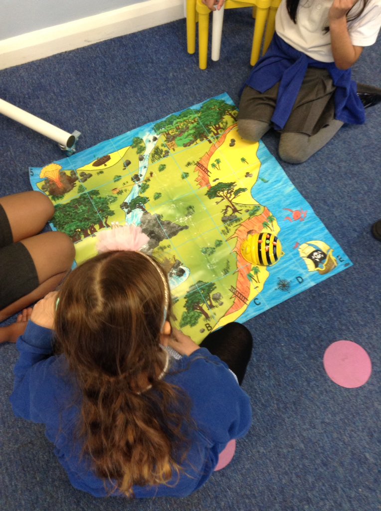latimerprimary's tweet photo. Year 2 have been #tinkering with the BeeBots learning how to #programme using a #code into an #algorithm #2AB #LatimerComputing https://t.co/oDgcwdrfPl