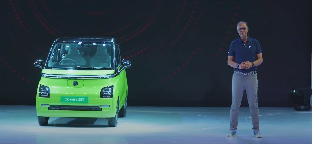Brsharma_In's tweet image. The #CometEV is here, and it's making waves in the Indian electric vehicle market. 
Key highlights:
-offered at Rs. 7.98 lakh
-Sub-3m e-hatchback 
-4.2m turn radius
-17.3kWh battery pack offering 230 km range 
-A variety of color options and also stickers