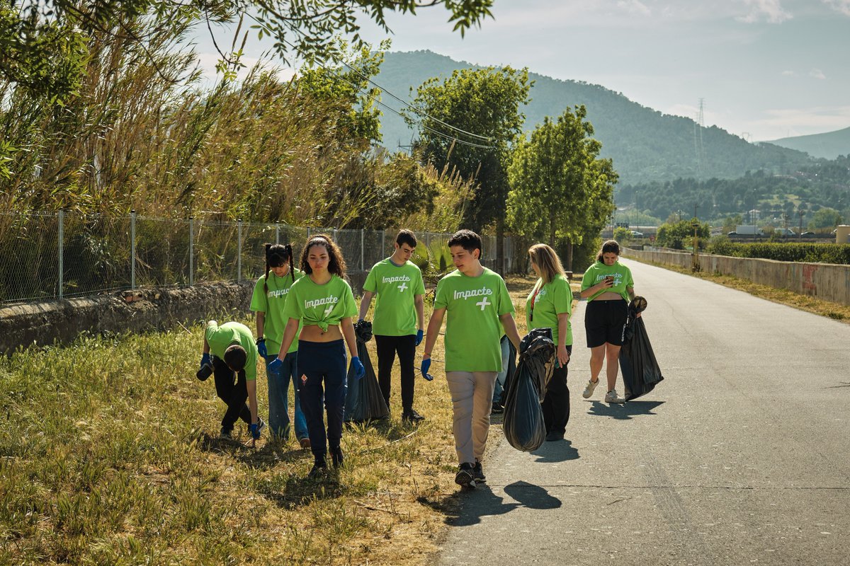 promoecosf's tweet photo. 📢 El grup del @pfi_edu de l'@insmartidot de Sant Feliu va participar ahir en una una recollida de residus amb vessant artística amb altres PFI's de Catalunya.
🎨 Les obres resultants formaran part d’una exposició fotogràfica itinerant.
#FormacioSF
@ajsantfeliu https://t.co/pYAO4wtT4N