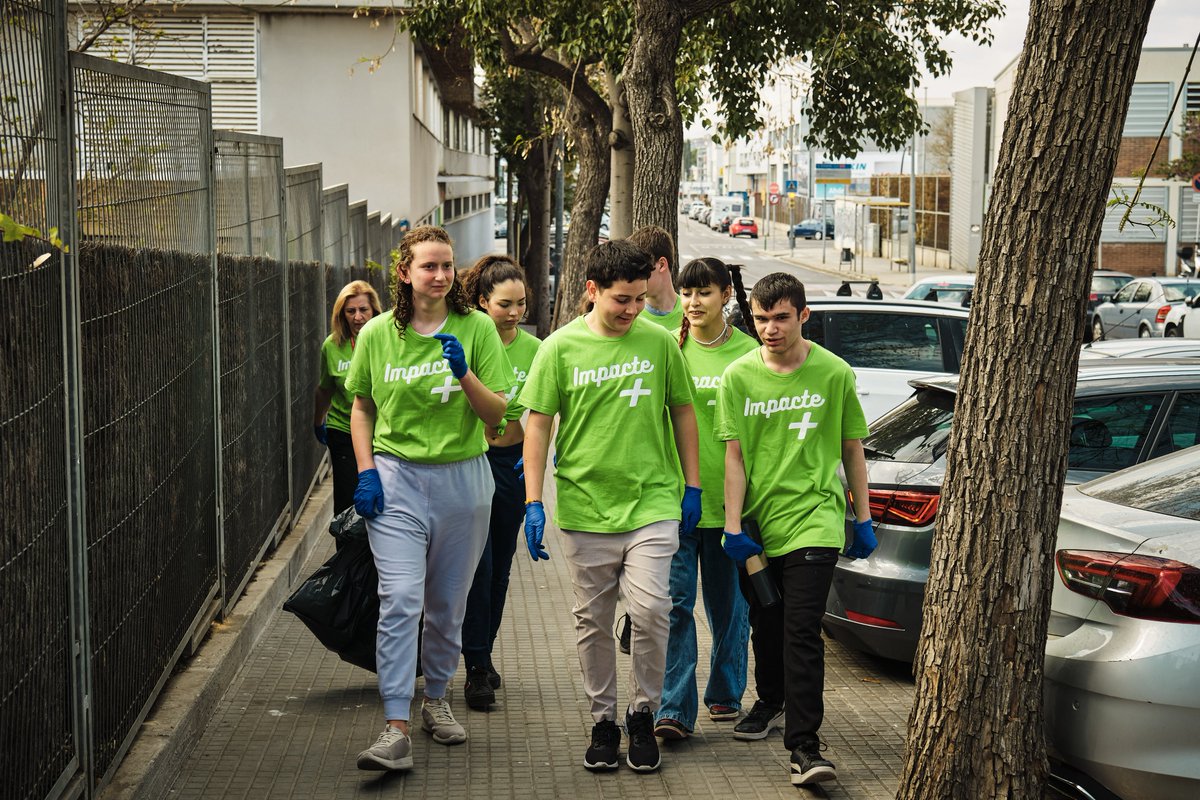 promoecosf's tweet photo. 📢 El grup del @pfi_edu de l'@insmartidot de Sant Feliu va participar ahir en una una recollida de residus amb vessant artística amb altres PFI's de Catalunya.
🎨 Les obres resultants formaran part d’una exposició fotogràfica itinerant.
#FormacioSF
@ajsantfeliu https://t.co/pYAO4wtT4N