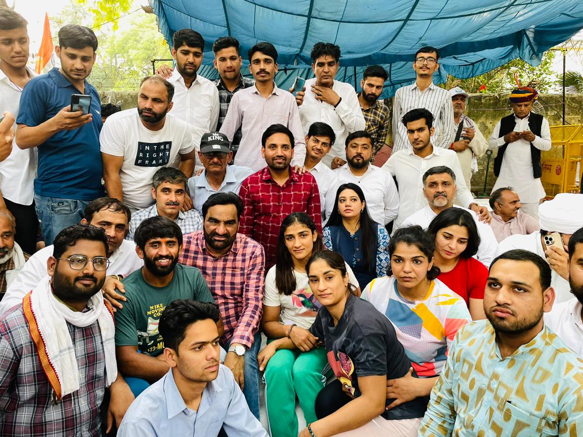 hanumanbeniwal's tweet photo. आज दिल्ली में जंतर मंतर पर पहलवानों द्वारा दिए जा रहे धरने में सम्मिलित हुआ,केंद्र सरकार को जल्द से जल्द इनकी मांग के अनुरूप कार्यवाही करनी चाहिए !
@PMOIndia https://t.co/2L3g1ldipa
