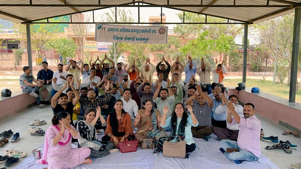 apnamahe's tweet photo. IA की माँग - GRADE PAY 3600

#IADemands3600GP

जिनके कारण जुड़े शहर ग्राम के संग, जिनके कारण सुचना पाना हुआ अब सुगम, उनकी ग्रेड पे बढ़ाने में क्यों हो रहा है विलम्ब ??? https://t.co/MKT9JuZPWI