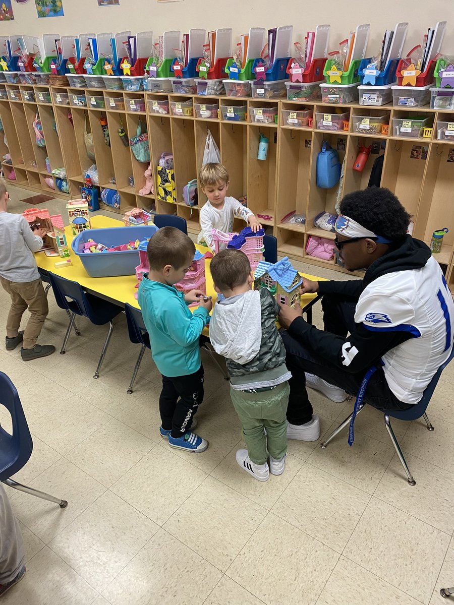 CUWFB's tweet photo. Last week our Falcons visited and hung out at the local elementary school! 🏈📖✏️ #CUWFootball #CuDub https://t.co/cbuf1rM3mh