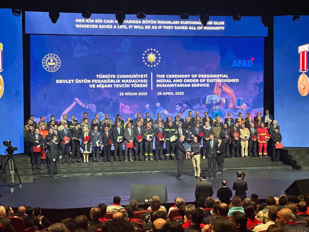 YeditepeUni's tweet photo. 6 Şubat depremlerinde fedakârlık gösteren arama kurtarma ekiplerine verilen Devlet Üstün Fedakârlık Madalya ve Nişanına layık görülmekten onur duyduk.
🙏🏻 Teşekkürler tüm #YeditepeÜniversitesi Ailesi. 
Ülkemizin bir daha böyle bir felaketle karşılaşmamasını diliyoruz. https://t.co/x0jgvRywl3