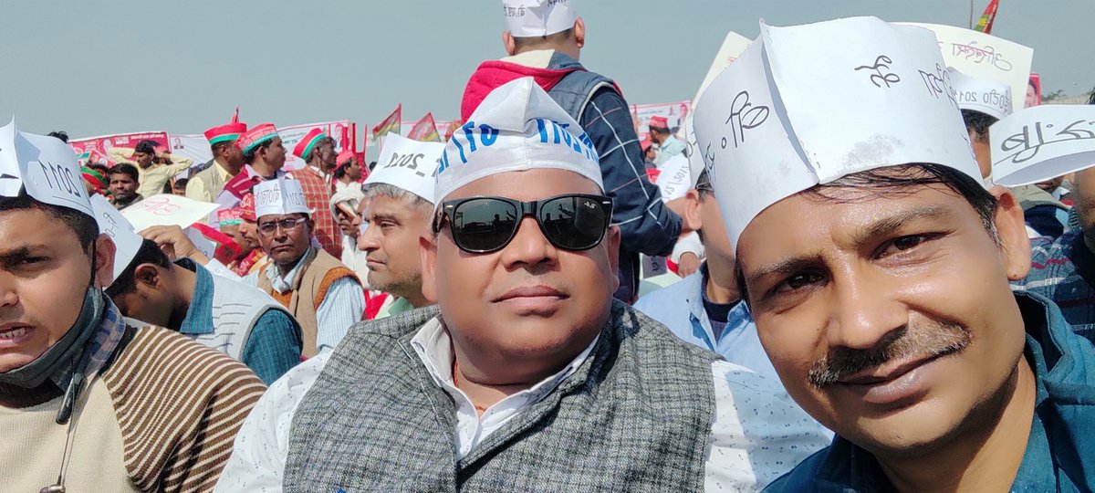 <a href="/yadavsunil94/">Sunil Kumar Yadav बीएड टेट2011</a> <a href="/yadavakhilesh/">Akhilesh Yadav</a> माननीय अखिलेश भईया जी , विधानसभा चुनाव में हर विधानसभा में बीएड टेट 2011 के साथियों ने आपकी पार्टी के लिए जीतोड़ मेहनत किया था, हमारे प्रदेश अध्यक्ष सुनील भईया से आपकी मुलाकात क्यों नहीं कराया जा रहा है, माननीय इसका संज्ञान लें।🙏🏻🙏🏻🙏🏻