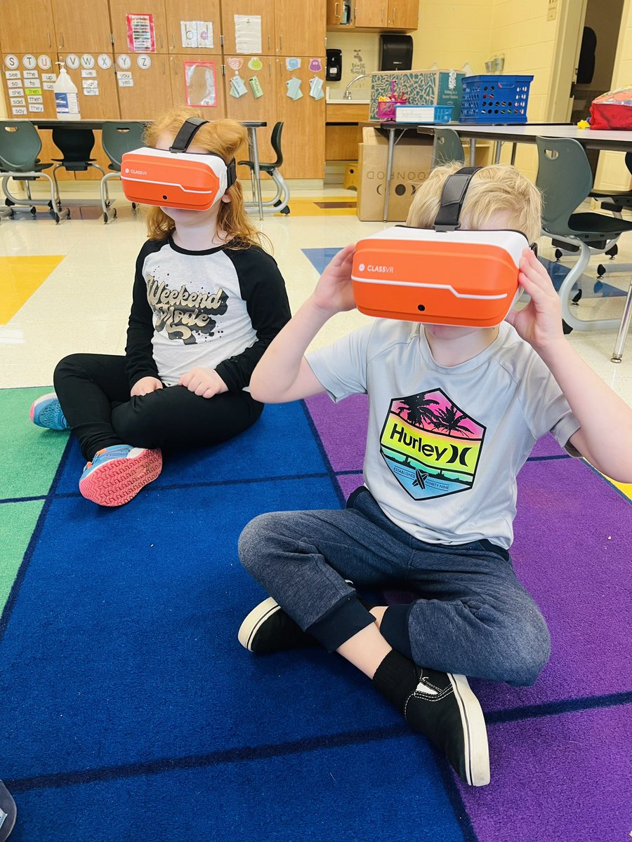 Thanks <a href="/mrsrinehart1/">Annamarie Rinehart</a> for an amazing first VR experience! Ss got to tour Australia 🇦🇺 after reading about it in Wit and Wisdom! We saw the Sydney Opera House, the Great Barrier Reef, and so much more! 🐠🌏 <a href="/IamCPS/">I Am CPS</a> <a href="/saylerparkjags/">Sayler Park School</a>
