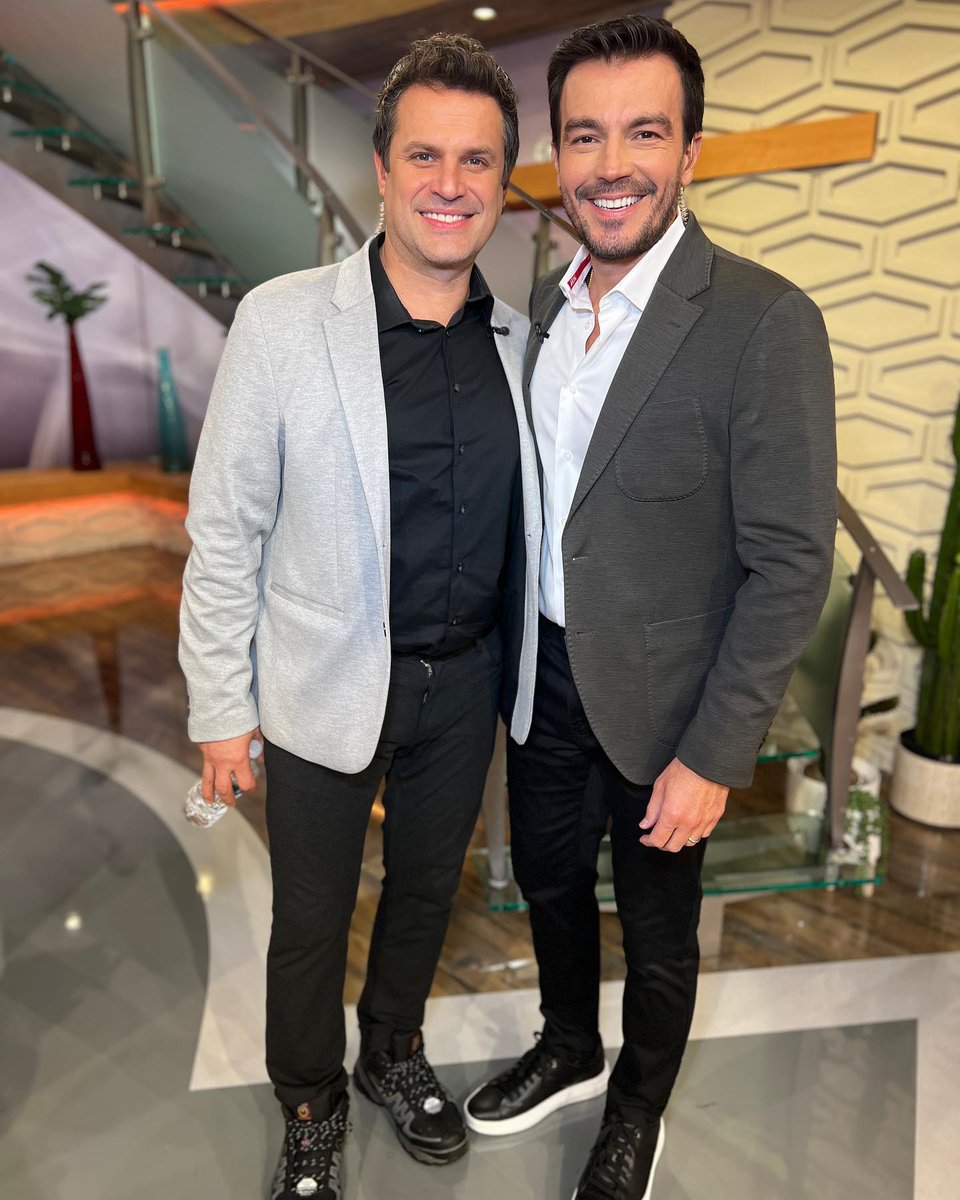 Par de guapos, derronchando guapura en #despiertaamerica
📸 @despiertamerica 
¿Cuánto amor para estos dos galanes de telenovelas? 😉🫶🎬
#MarkTacher #lucianodalessandro