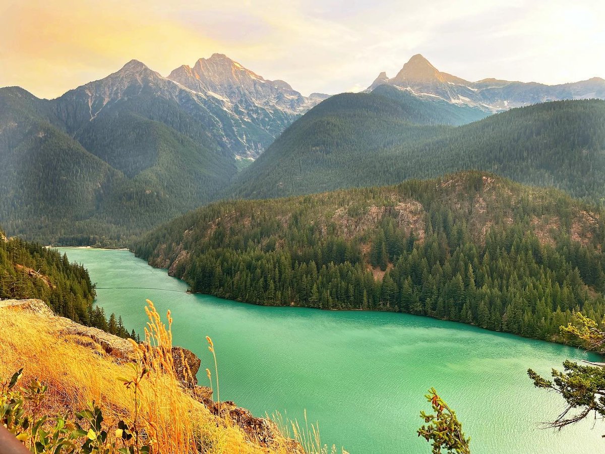 ihikedthat's tweet photo. Nature's beauty never ceases to amaze. 😍Breathtaking view from Diablo Lake Vista Point. 🏞️ The perfect combination of big sky, tall mountains, and blue water. 💙🌲🏔️ North Cascades National Park #DiabloLake #VistaPoint #NatureBeauty #ExploreOutdoors #ihikedthat #LakeLife https://t.co/J002FqrSeR