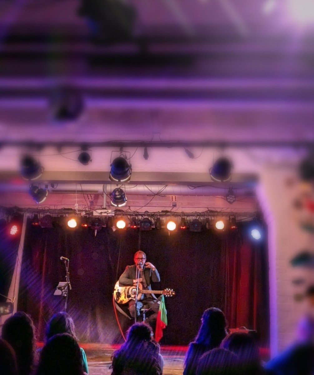 En esta gira, no he ahorrado ni una lágrima, ni un acorde, ni una palabra. 
A medida que avanza el recorrido, es más claro el norte de esta apuesta nueva por una militancia sincera por La Paz y desde el sonido. sigue pues este camino, cancion por canción, corazón por corazón .