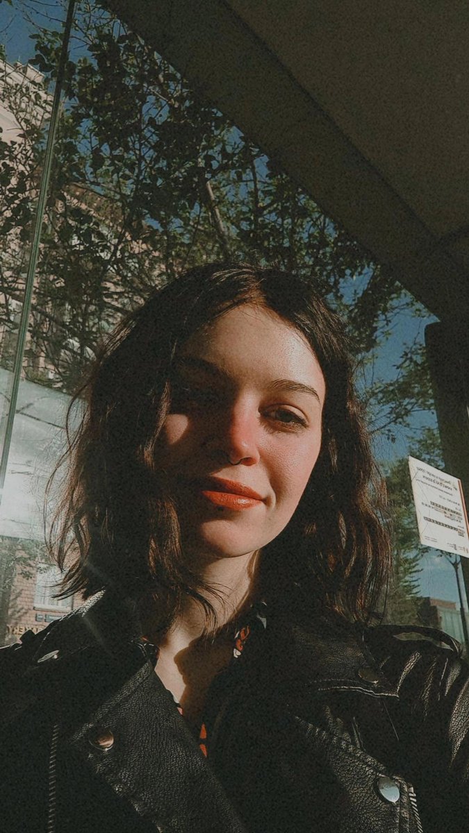 обычно я не люблю солнце, но сегодня такое хорошее настроение и на улице очень хорошо. хочется гулять, пить вино и ни о чем не переживать