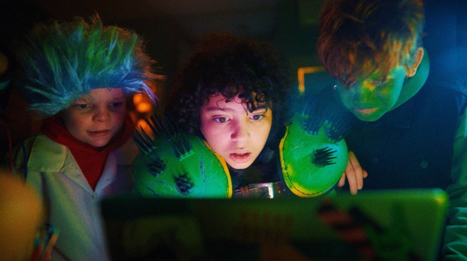 beentothemovies's tweet photo. #FILMREVIEW
#KidsvsAliens (2023) - #DominicMariche #PhoebeRex
An all-time rager of a teen house party turns to terror when aliens attack, forcing two warring siblings to band together to survive the night.
Review at
https://t.co/2EjvvWF8km
#Movies @Shudder @ShudderUK #IndieFilm https://t.co/mL4e76VXTc