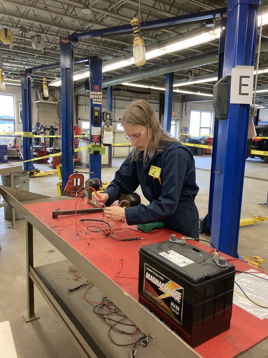 Lorie Friolet, 18 ans de Caraquet, a remporté la 🥈 lors de la compétition provinciale <a href="/Skills_Canada/">Skills Canada</a> de Mécanique de l’automobile! Il y avait 7 participants en tout. 

Félicitations Lorie! 🎉 

#métiers #passion #apprentissage