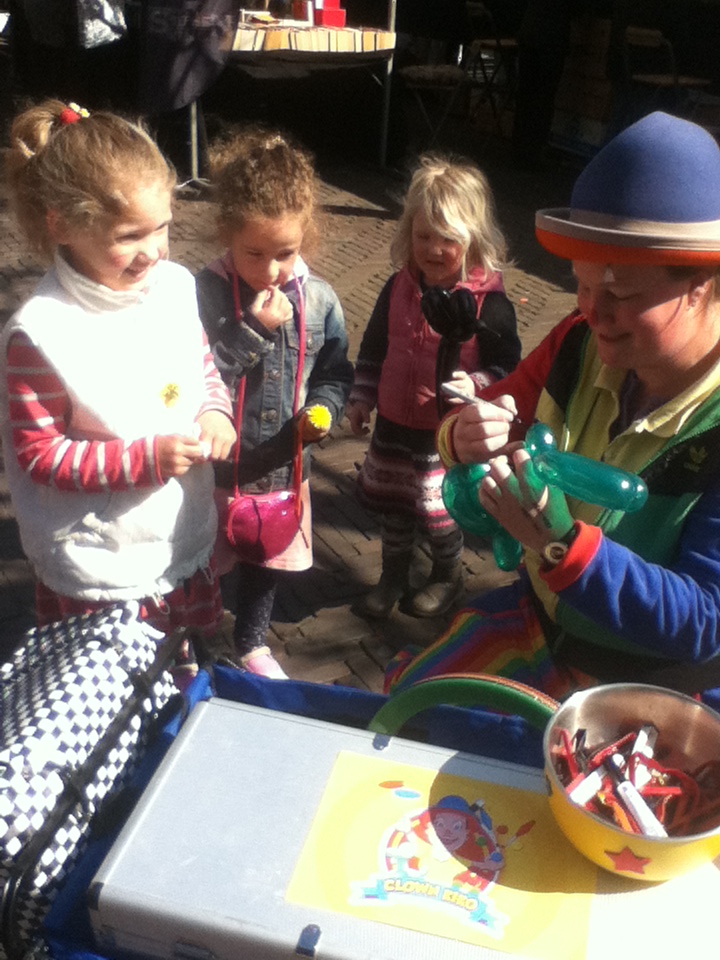 ClownKiko's tweet photo. Op koningsdag is Clown Kiko te vinden met ballon figuren voor de kinderen:
10:00-12:30 uur in Gassel
15:00-17:00 uur in Dedemsvaart

Als je in de buurt bent kom gezellig langs! https://t.co/NGVmdpjqDE