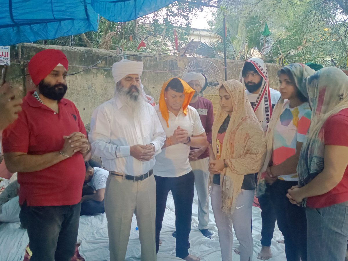 Ds Bindra (@thedsbindra) on Twitter photo Today I expressed solidarity with wrestlers who are protesting #JantarMantar
<a href="/SakshiMalik/">Sakshee Malikkh</a> <a href="/BajrangPunia/">Bajrang Punia 🇮🇳</a> <a href="/BabitaPhogat/">Babita Phogat</a> Today I expressed solidarity with wrestlers who are protesting #JantarMantar
<a href="/SakshiMalik/">Sakshee Malikkh</a> <a href="/BajrangPunia/">Bajrang Punia 🇮🇳</a> <a href="/BabitaPhogat/">Babita Phogat</a>