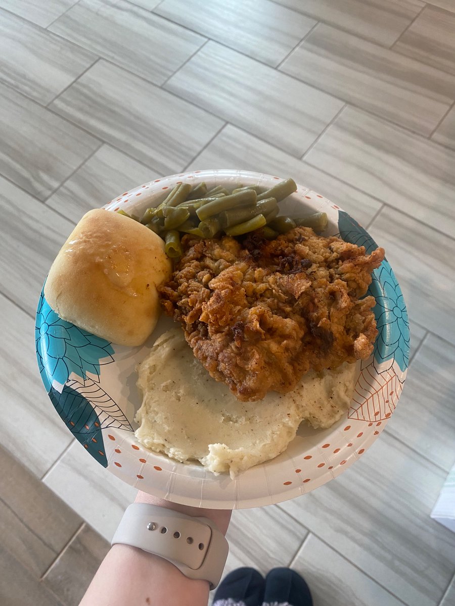 redvelvetsully's tweet photo. dinner from a few days ago that i needed to put on a paper plate because i had too much food for a smaller one https://t.co/uwm2cK2s4v