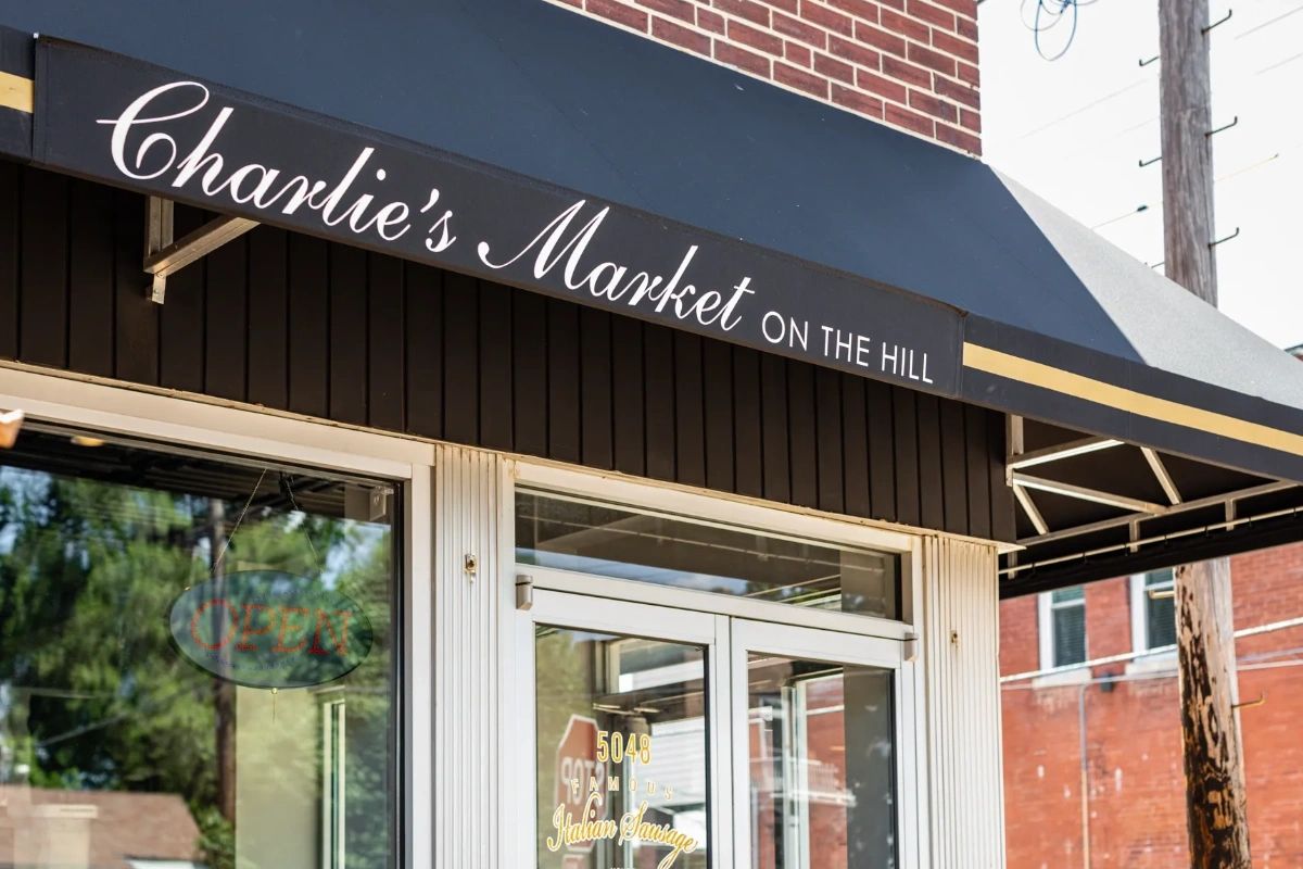 CharlieImo's tweet photo. A warm welcome and homestyle food can always be expected when you stop by Charlie Imo's Market on the Hill. What’s your favorite part about visiting us? #CharlieImosMarketOnTheHill #CharlieImos #MarketOnTheHill #StLouis #missouri https://t.co/FPoNiVtKNu