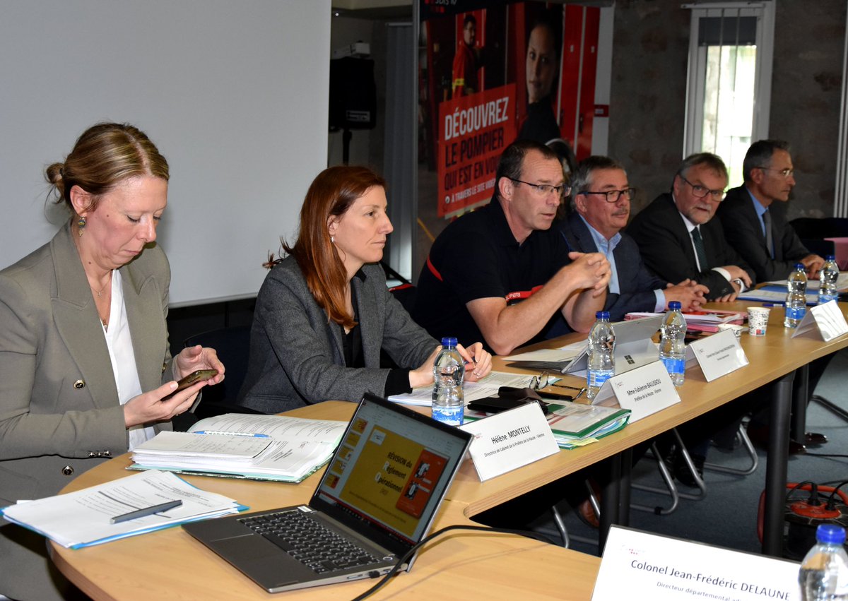 Sdis_87's tweet photo. Conseil d'administration #CA du #SDIS87 présidé par @P_Allard87 en présence de Mme la Préfète @Prefet87 et du Président @hautevienne_dep ; à l’ode : #RI Règlement Intérieur, #RO Règlement Opérationnel du SDIS et des demandes de subventions « Fonds Vert » et « Pacte Capacitaire » https://t.co/rA6O1dvmGs