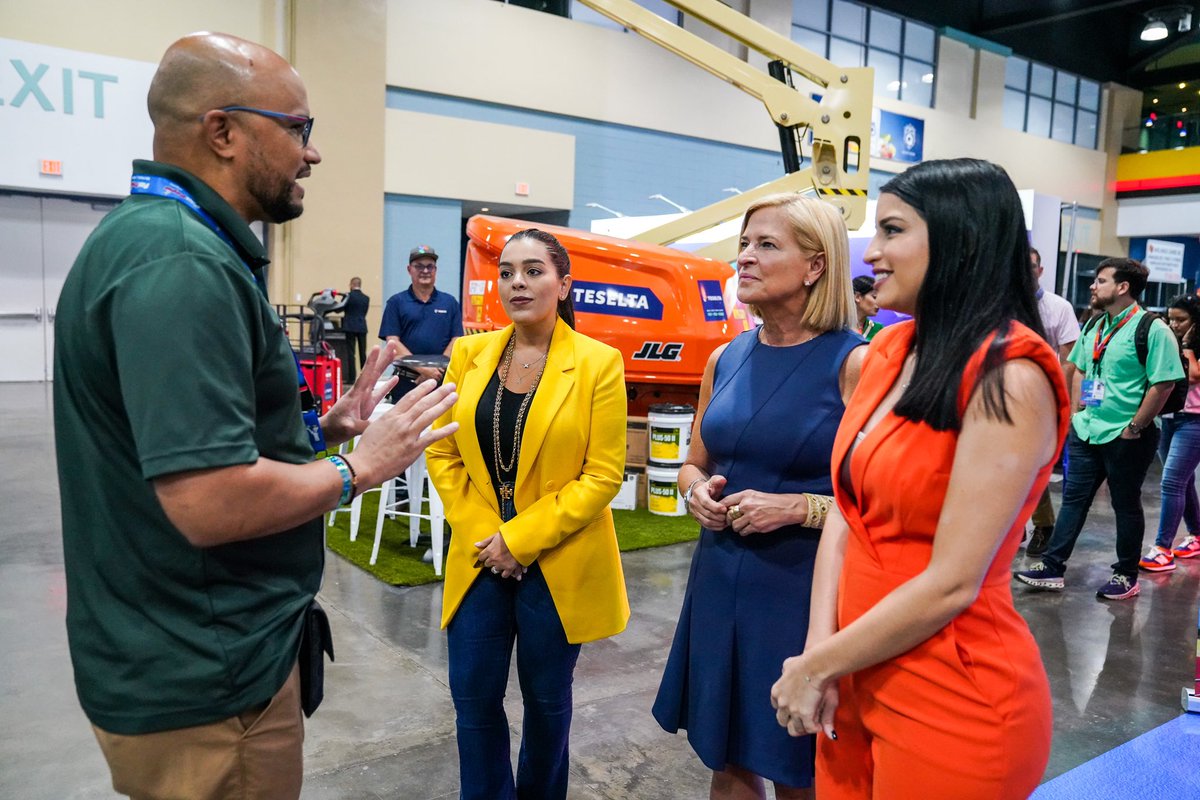 PierluisiCary's tweet photo. Un evento que tiene como propósito presentar los productos y servicios disponibles a los empleados y oficiales de compras gubernamentales y darle oportunidad de negocios a los comerciantes locales. #PRCompra
Los invitamos a participar! (2/2) https://t.co/PYDYtmTcQY