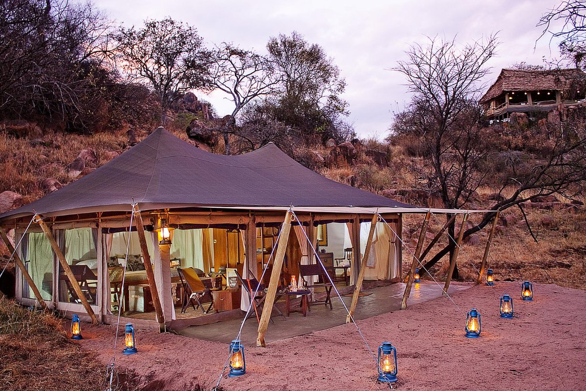 Large tents decorated in traditional safari-style furniture! 📸 @elewana #Vayeni #luxurysafaris #luxurytravel #ElewanaSerengetiPioneerCamp #ElewanaCollection #ElewanaMoments #Tanzania #Serengeti #Africa #exclusiveexperiences #travelwithus #Vayenitravel