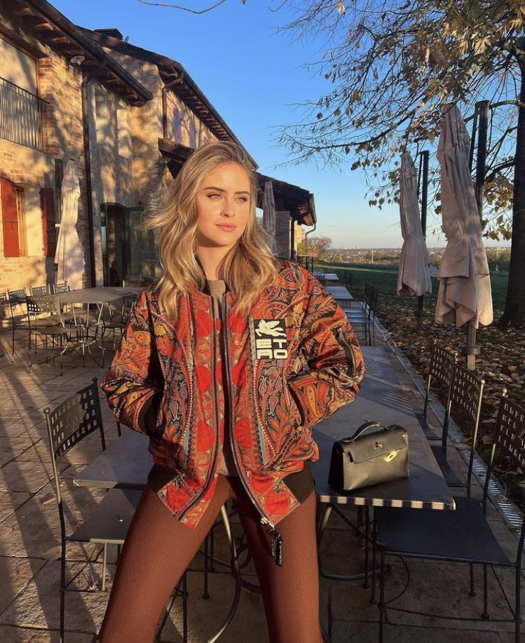 ᅟ
ᅟ           
                 
                A M A T I      S E M P R E 

ᅟ