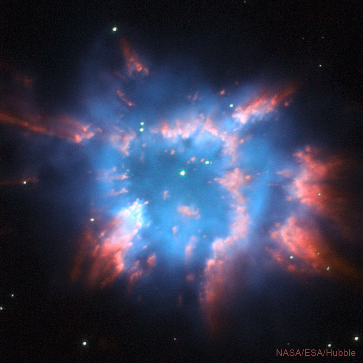 chandraxray's tweet photo. Today Chandra is studying a pair of stars in Ara. Nearby in the sky the star in NGC 6326 is nearing the end of its life. Fierce ultraviolet radiation from the still hot central star is causing the star's recently ejected material to glow — hydrogen in red &amp; oxygen in blue. 🔴🔵 https://t.co/irtnKW1r6Q