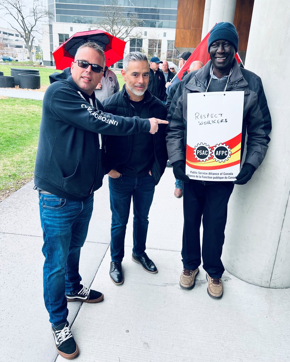 Unifor stands in solidarity with 155,000 members from <a href="/psac_afpc/">PSAC-AFPC</a>, who are on strike across the country. See our local unions show Unifor support on PSAC picket lines in  solidarity with our brothers, sisters and friends at that union.
facebook.com/media/set/?van…