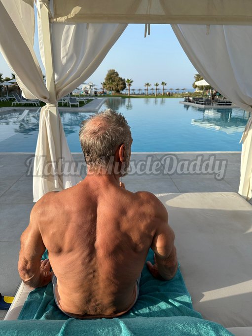 Watch maturemuscledaddy's leaked NSFW photo on TwXstars