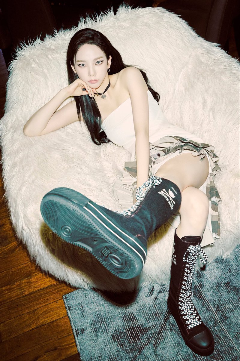 VIXTONG's tweet image. พี่น่าใบ้อะไรในรูปนี้ (10คะแนน)

1.อยากเตะเจ๊ควอน
2.อยากเตะเจ๊ควอน
3.อยากเตะเจ๊ควอน