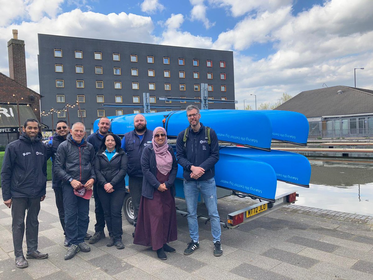 TazParvez's tweet photo. A fantastic day of #raftedcanoeing at #walsallcanalbasin with @CRTWestMidlands for the last day of @BTSWalsall #GoWildWeek
#letspaddle
@CanalRiverTrust
#happyplacebywater https://t.co/v1gMU0vijm